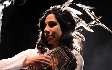 PJ Harvey 10 νέα τραγούδια στα γενέθλια της