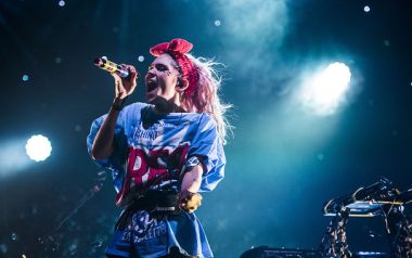Η Καναδή Grimes τραγουδά 'Flesh Without Blood' στο The Tonight Show