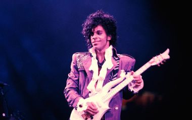 Ο Prince πέθανε από υπερβολική δόση οπιοειδών, όπως επιβεβαιώνει αξιωματούχος της αστυνομίας