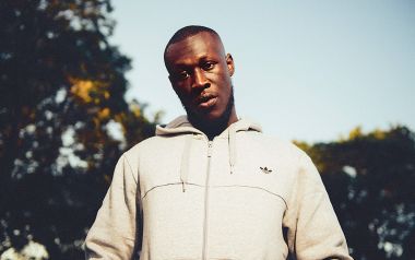 O Stormzy φέρνει την Grime μουσική στο Νο 1 άλμπουμ της Αγγλίας