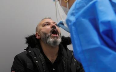 Πιο βαθιά το χέρι στην τσέπη οι ανεμβολίαστοι, με μοριακό τεστ των 60 ευρώ και όχι ράπιντ το πιστοποιητικό νόσησης