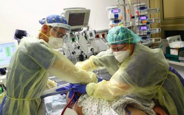 Ο θάνατος προειδοποιεί, 130 νεκροί, 700 διασωληνωμένοι 