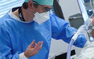 Χωρίς φρένα η άνοδος των κρουσμάτων ξεπέρασε τις 40.000