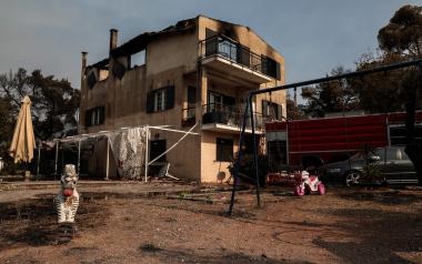 Φωτιά στη Βαρυμπόμπη, κάηκαν 80 σπίτια, πολλά αυτοκίνητα και περίπου 30.000 στρέμματα