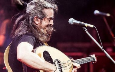 Ο Γιάννης Χαρούλης και ο Διονύσης Σαββόπουλος τραγουδάνε live το "Ζεϊμπέκικο"