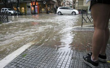 Σφοδρή κακοκαιρία πλήττει τη Θεσσαλονίκη - Τέσσερα άτομα μεταφέρθηκαν σε ασφαλές σημείο