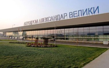 Ξηλώνουν τις παλιές πινακίδες σε αεροδρόμιο, εθνική οδό