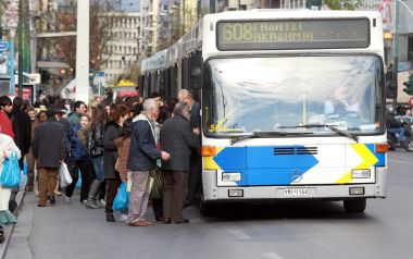 Από την μπροστινή πόρτα μόνο πλέον η επιβίβαση σε λεωφορεία και τρόλεϊ 