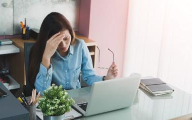 Πονοκέφαλος: Ξεκίνα από τη στάση του σώματος για τον προλάβεις