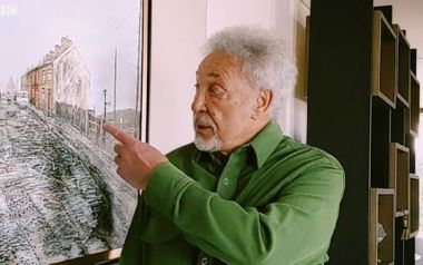 O σχεδόν 80χρονος Tom Jones τραγουδά από το σπίτι του