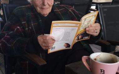 Ξέρετε ποιο βιβλίο διαβάζει αυτή η 90χρονη χωρίς γυαλιά; 