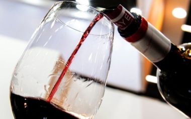 Κλειστά μπαρ, εστιατόρια: Η πανδημία μπορεί να οδηγήσει σε μείωση 50% των πωλήσεων οίνου στην Ευρώπη