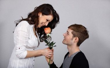 Έρευνα: Πιο άπιστοι οι κοντοί σε σχέση με τους ψηλούς