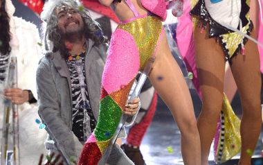 Miley Cyrus/Flaming Lips θα δώσουν κονσέρτο γυμνοί