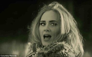 Εντυπωσιακό μοντάζ καταλήγει στο Hello της Adele