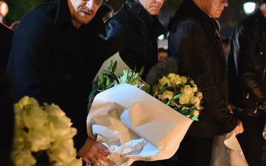 Oι U2 κατέθεσαν λουλούδια στην μνήμη των νεκρών στο Παρίσι