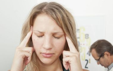 Νεανικό Αλτσχάιμερ: Σε ποια ηλικία εμφανίζεται και ποια συμπτώματα προκαλεί