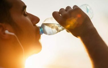 Διψάτε διαρκώς; Αυτές είναι οι 8 απίθανες αιτίες