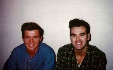 Eσείς επιτρέπετε στον Rick Astley να τραγουδάει Smiths;