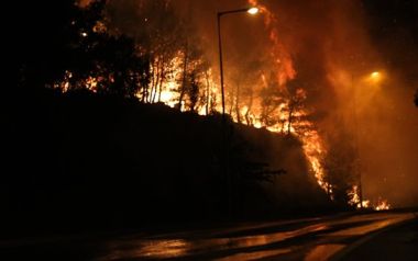 Πού απαγορεύεται η κυκλοφορία λόγω της πυρκαγιάς στην Ανατολική Αττική