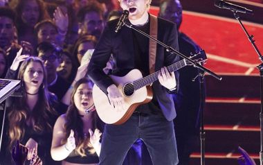 Το κουρέλιασμα των τσαρτς από τον Ed Sheeran