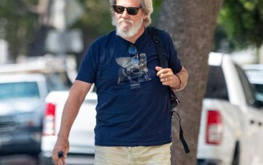 O Jeff Bridges σε βόλτα στους δρόμους του Λος Άντζελες μετά την θεραπεία από καρκίνο και κορονοϊό