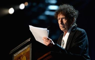 O Bob Dylan ευχαριστεί αυτούς που έκαναν επιτυχίες τα τραγούδια του