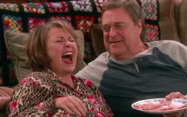 Κόπηκε η σειρά Roseanne μετά το ρατσιστικό tweet της Ροζάν Μπαρ