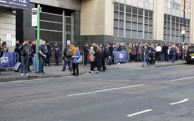 Πρώτη σόλο εμφάνιση και τιμή στα θύματα του Μάντσεστερ από τον Liam Gallagher