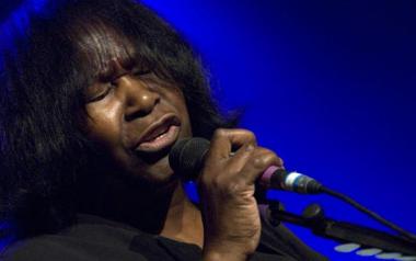 Joan Armatrading, είναι 71 ετών και 'βάζει κάτω' πολλούς νέους