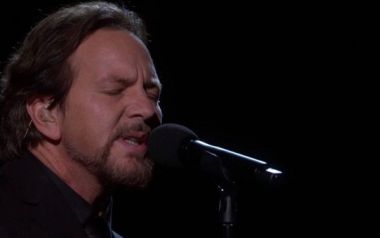 Ο Εddie Vedder τραγουδά στα όσκαρ γι' αυτούς που έφυγαν