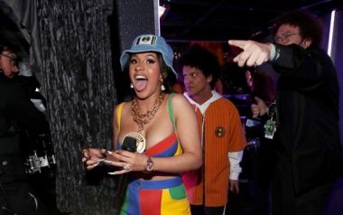 Η Cardi B πήρε γράμμα από ένα θαυμαστή της, τον Bono!