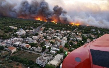 Συγκλονιστικό βίντεο από τη φωτιά μέσα από ελικόπτερο της Πυροσβεστικής