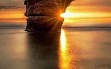 Ποιος κράτησε ποτέ του μια διάφανη πέτρα και δεν ένοιωσε μέσα του τον ουρανό ;