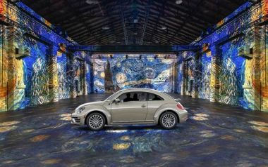 Αυτοκίνητα μέσα στους πίνακες. Η πρώτη Drive In έκθεση ζωγραφικής για τον Βαν Γκογκ