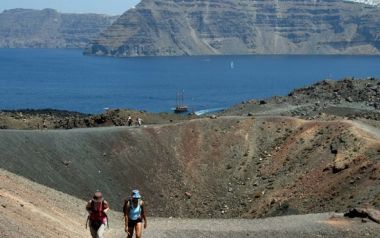 Λιώνουν οι τεκτονικές πλάκες που συγκλίνουν κάτω από τη Σαντορίνη