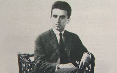 Κώστας Καρυωτάκης: Καλός υπάλληλος - Σκυμμένος από το πρωί ως το βράδυ στο παρθενικό βιβλίο του