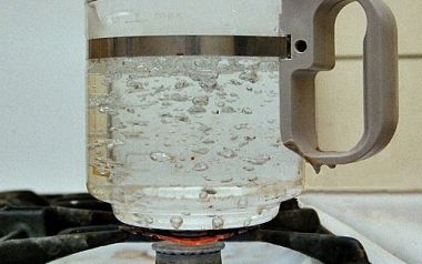 Γιατί δεν πρέπει να βράζετε δεύτερη φορά το ήδη βρασμένο νερό!