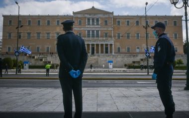 Γκρινιάζουμε αλλά στηρίζουμε τις αποφάσεις της κυβέρνησης