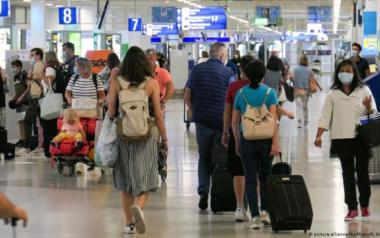 Σε καραντίνα θα μπαίνουν στη Βρετανία όσοι επιστρέφουν από 7 ελληνικά νησιά