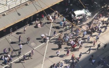 Έκτακτο: Όχημα έπεσε πάνω σε πεζούς στη Μελβούρνη