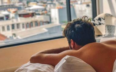  4 πιθανοί λόγοι που μπορεί να ξυπνάτε με άγχος...