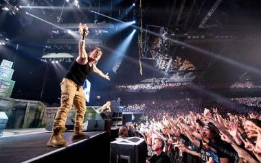 10 Αξιομνημόνευτες φωνητικές συμμετοχές του κοινού σε Rock συναυλίες!