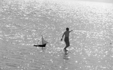 Μία νοσταλγική φωτογραφική βόλτα στα καλοκαίρια μιας άλλης Ελλάδας