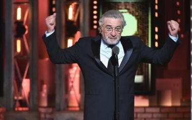 Ο Ρόμπερτ Ντε Νίρο επιτίθεται στον Ντόναλντ Τραμπ στα χθεσινά βραβεία tony 