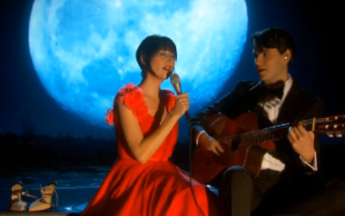 Karen O με τον Ezra Koenig, τραγουδιστη των Vampire Weekend στα όσκαρ