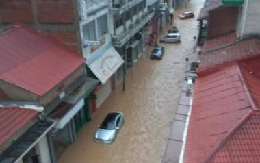 Ιανός: Βιβλική καταστροφή στην Καρδίτσα - Ποτάμια οι δρόμοι της πόλης