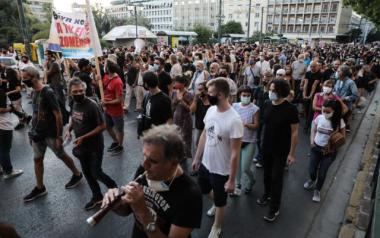 Διαμαρτυρήθηκαν οι καλλιτέχνες στο Μέγαρο Μαξίμου
