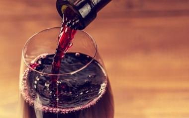 Όσοι δεν πίνουν καθόλου αλκοόλ στη μέση ηλικία, είναι πιθανότερο να εμφανίσουν άνοια στην τρίτη 