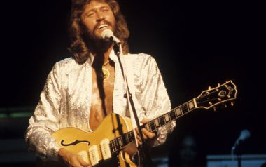 40 χρόνια μετά ο Barry Gibb παραμένει ζωντανός και συγκινεί